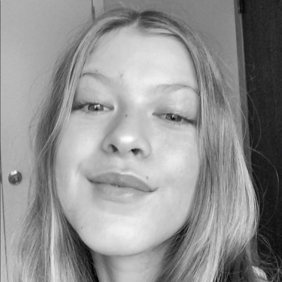 Poshmark profile picture for @zeinep